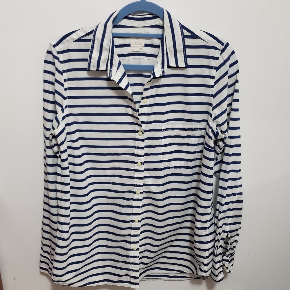 Gap navy and white top with horizontal stripes
